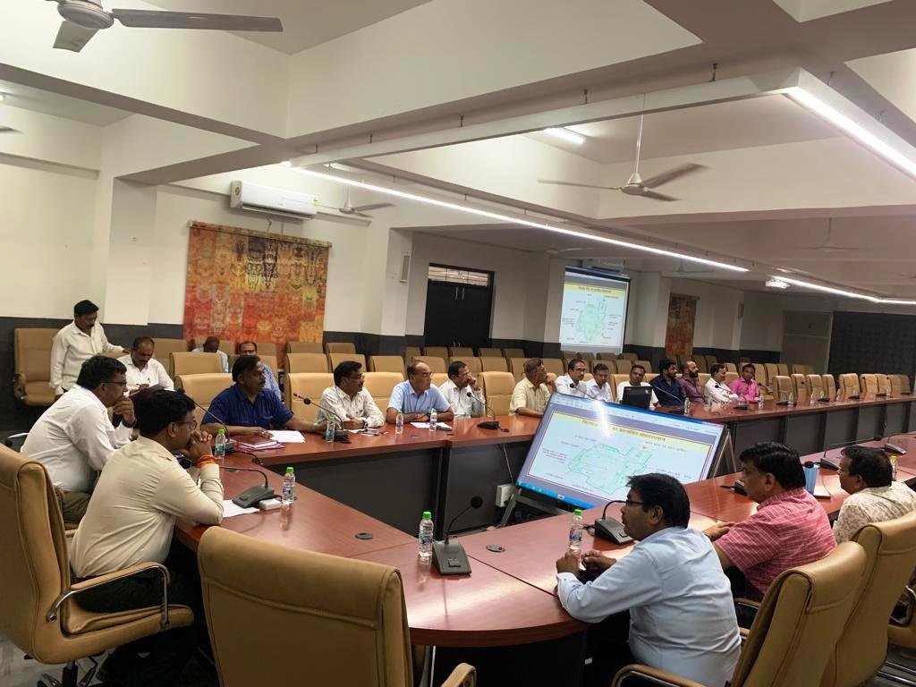 रतलाम कलेक्टर ने की शहर के कॉलोनाइजर्स के साथ महत्वपूर्ण बैठक, कॉलोनाइजरों ने दिया सहयोग का आश्वासन, जानिए क्या है मामला रतलाम कलेक्टर ने की शहर के कॉलोनाइजर्स के साथ महत्वपूर्ण बैठक, कॉलोनाइजरों ने दिया सहयोग का आश्वासन, जानिए क्या है मामला