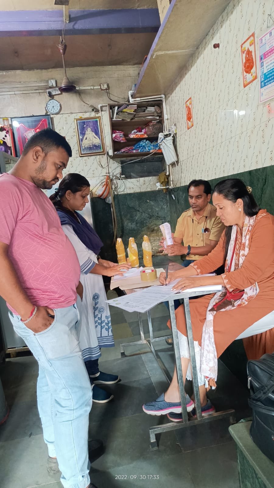 रतलाम: खाद्य विभाग का दल कई दुकानों पर पहुंचा, लिए खाद्य सामग्री के नमूने, जांच के लिए सैंपल भोपाल भेजे जाएंगे रतलाम: खाद्य विभाग का दल कई दुकानों पर पहुंचा, लिए खाद्य सामग्री के नमूने, जांच के लिए सैंपल भोपाल भेजे जाएंगे