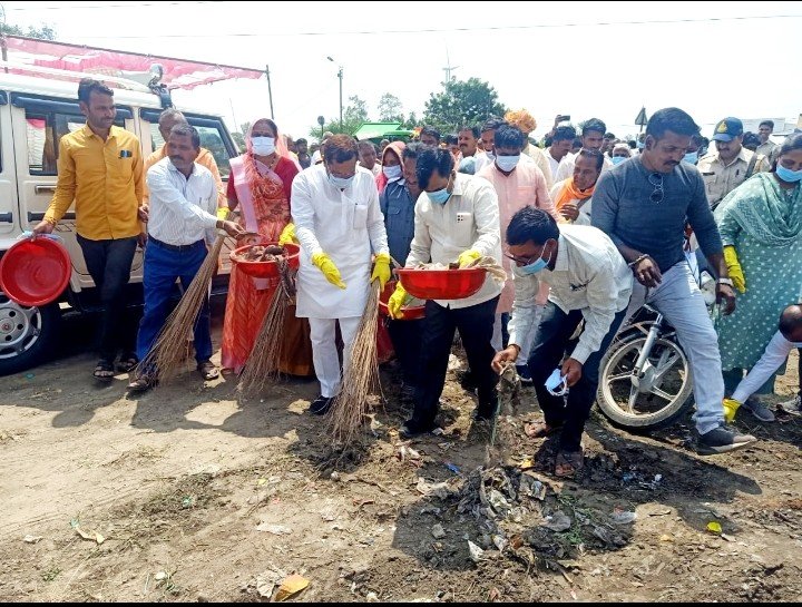 रतलाम: सेवा पखवाड़े के तहत जिला पंचायत अध्यक्ष तथा विधायक की उपस्थिति में,सातरुंडा में श्रमदान किया गया रतलाम: सेवा पखवाड़े के तहत जिला पंचायत अध्यक्ष तथा विधायक की उपस्थिति में,सातरुंडा में श्रमदान किया गया