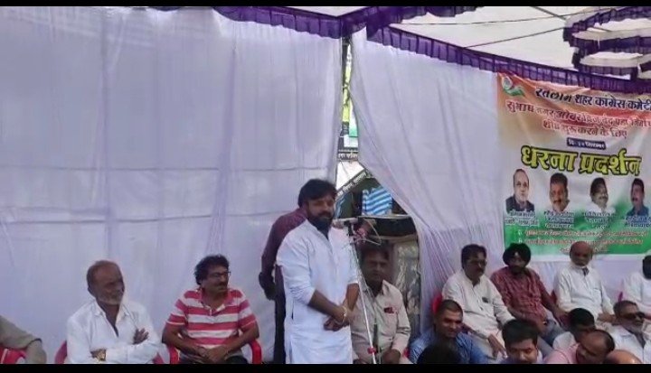 रतलाम: कांग्रेस नेता मयंक जाट का भाजपा पर निशाना, कहा-‘5 इंजन की सरकार फेल हो गई, रतलाम की स्थिति मटिया मेल हो गई’, दी आंदोलन की चेतावनी रतलाम: कांग्रेस नेता मयंक जाट का भाजपा पर निशाना, कहा-‘5 इंजन की सरकार फेल हो गई, रतलाम की स्थिति मटिया मेल हो गई’, दी आंदोलन की चेतावनी