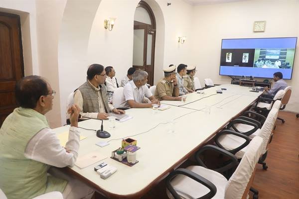 भोपाल और इंदौर में हुई घटना को लेकर मुख्यमंत्री श्री चौहान ने पुलिस अधिकारियों की ली आपात बैठक भोपाल और इंदौर में हुई घटना को लेकर मुख्यमंत्री श्री चौहान ने पुलिस अधिकारियों की ली आपात बैठक