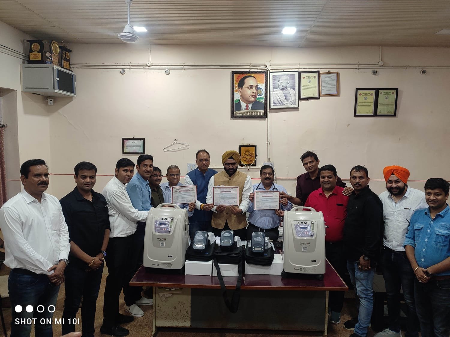 सेवा कार्य: रोटरी क्लब प्राईम रतलाम के सदस्यों ने जिला चिकित्सालय रतलाम को 3 बाइपेप और ऑक्सीजन कॉन्सेंटटर उपकरण भेंट किए सेवा कार्य: रोटरी क्लब प्राईम रतलाम के सदस्यों ने जिला चिकित्सालय रतलाम को 3 बाइपेप और ऑक्सीजन कॉन्सेंटटर उपकरण भेंट किए