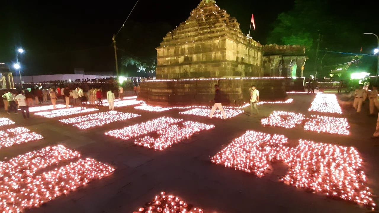 प्रधानमंत्री श्री नरेंद्र मोदी द्वारा महाकाल लोक के लोकार्पण अवसर पर रतलाम जिले में भी मंदिरों पर विशेष आयोजन हुए, प्राचीन विरुपाक्ष महादेव मंदिर पर 21 हजार दियों की जगमगाहट प्रधानमंत्री श्री नरेंद्र मोदी द्वारा महाकाल लोक के लोकार्पण अवसर पर रतलाम जिले में भी मंदिरों पर विशेष आयोजन हुए, प्राचीन विरुपाक्ष महादेव मंदिर पर 21 हजार दियों की जगमगाहट