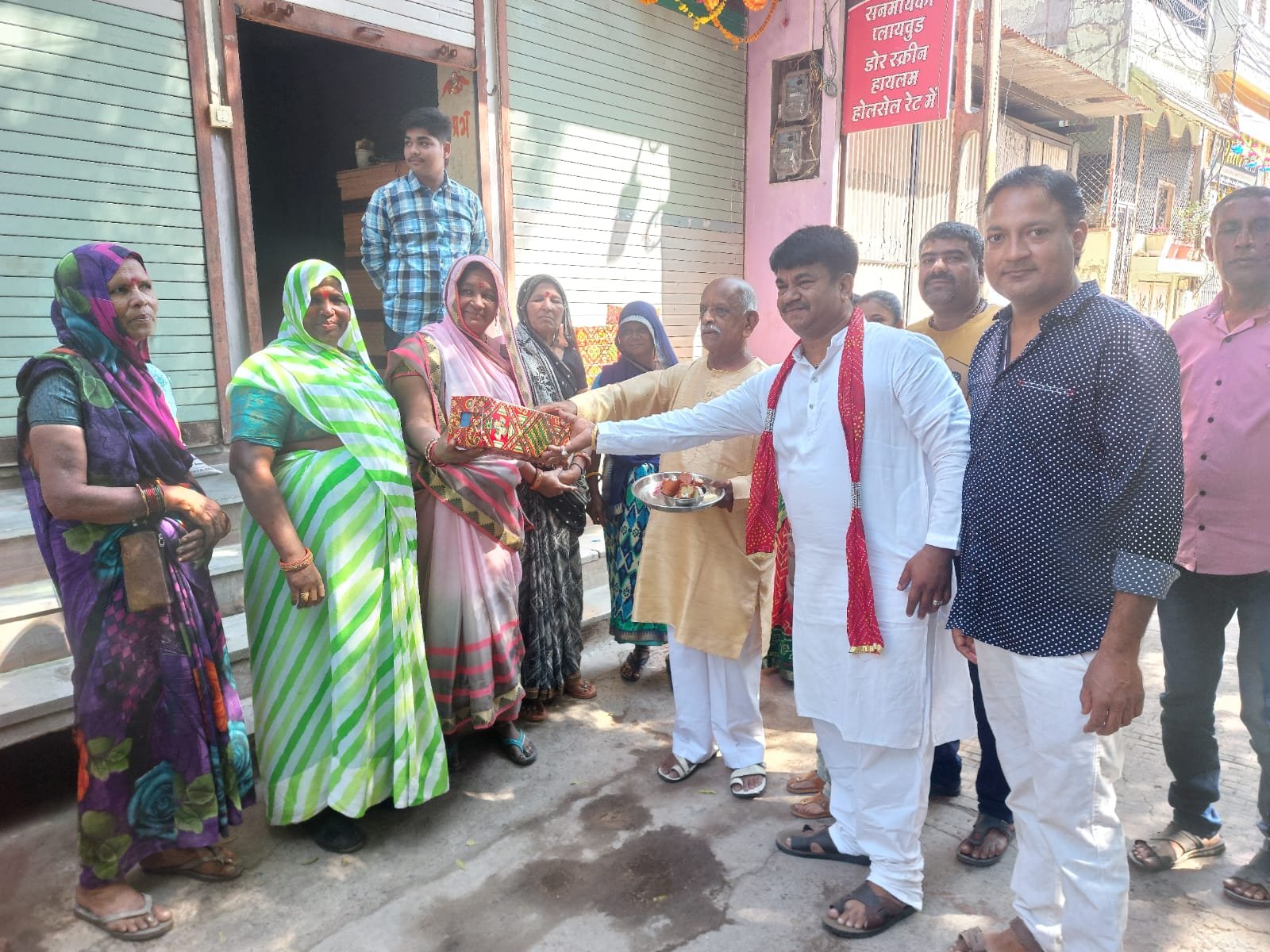 रतलाम:वार्ड 45 के पार्षद धर्मेंद्र रांका की घोषणा- शहर का नंबर वन वार्ड बना तो 31हजार रुपए का पुरस्कार, सफाई मित्रों का किया स्वागत रतलाम:वार्ड 45 के पार्षद धर्मेंद्र रांका की घोषणा- शहर का नंबर वन वार्ड बना तो 31हजार रुपए का पुरस्कार, सफाई मित्रों का किया स्वागत