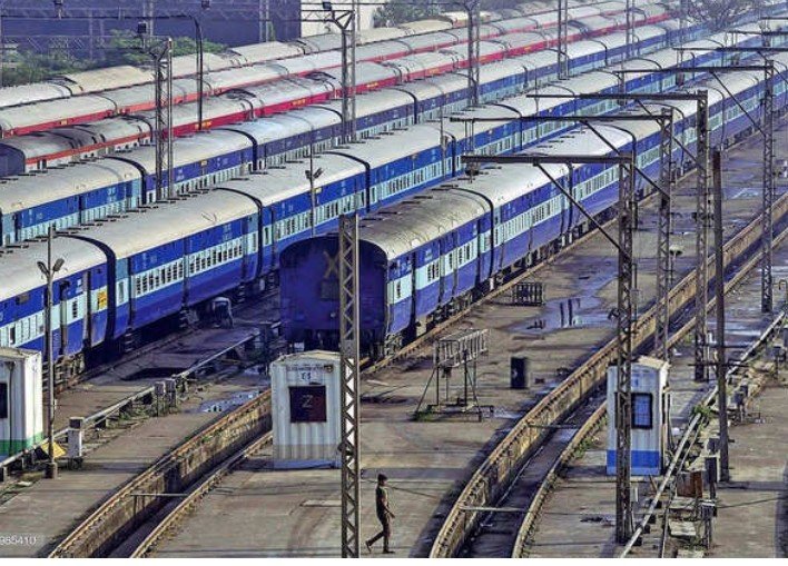रतलाम: रेलवे की ओएचई केबल टूटने से मुंबई- दिल्ली मार्ग की कई ट्रेने हुई लेट रतलाम: रेलवे की ओएचई केबल टूटने से मुंबई- दिल्ली मार्ग की कई ट्रेने हुई लेट