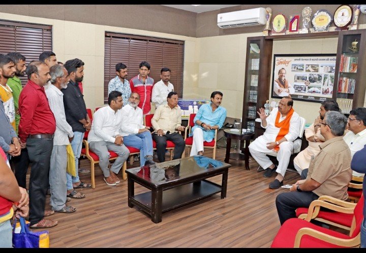 रतलाम: लॉटरी के माध्यम से 55 व्यापारियों को और आवंटित होगी पटाखा दुकानें – विधायक चेतन्य काश्यप, प्रशासन और नगर निगम की अव्यवस्था से पटाखा व्यवसायी नाराज,विधायक श्री काश्यप ने अपर कलेक्टर और एसडीएम से चर्चा कर की घोषणा रतलाम: लॉटरी के माध्यम से 55 व्यापारियों को और आवंटित होगी पटाखा दुकानें – विधायक चेतन्य काश्यप, प्रशासन और नगर निगम की अव्यवस्था से पटाखा व्यवसायी नाराज,विधायक श्री काश्यप ने अपर कलेक्टर और एसडीएम से चर्चा कर की घोषणा