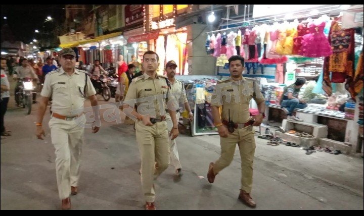 रतलाम: त्योंहार पर यातायात और सुरक्षा व्यवस्था परखने बाजार में पैदल निकले एसपी अभिषेक तिवारी, दिए आवश्यक निर्देश रतलाम: त्योंहार पर यातायात और सुरक्षा व्यवस्था परखने बाजार में पैदल निकले एसपी अभिषेक तिवारी, दिए आवश्यक निर्देश