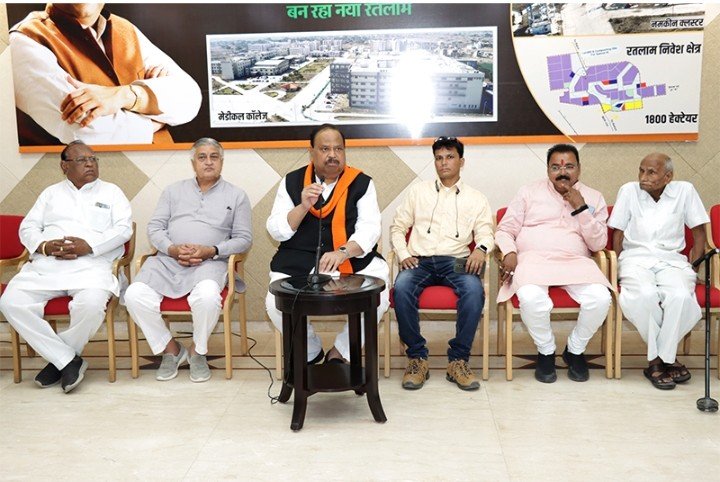 रतलाम: शहर विधायक चेतन्य काश्यप ने कहा-रतलाम में नर्मदा का पानी लाएगे,अमृत सागर में स्थापित करेगे विशालकाय शिव प्रतिमा,पत्रकार दीप मिलन समारोह का आयोजन रतलाम: शहर विधायक चेतन्य काश्यप ने कहा-रतलाम में नर्मदा का पानी लाएगे,अमृत सागर में स्थापित करेगे विशालकाय शिव प्रतिमा,पत्रकार दीप मिलन समारोह का आयोजन