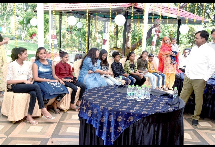 रतलाम: कोरोना में माता-पिता को खो चुके बच्चों ने कलेक्टर बंगले में मनाई दीपावली की खुशियां, चेयर रेस भी खेली रतलाम: कोरोना में माता-पिता को खो चुके बच्चों ने कलेक्टर बंगले में मनाई दीपावली की खुशियां, चेयर रेस भी खेली