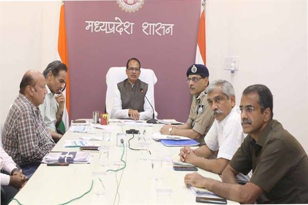 मुख्यमंत्री शिवराज सिंह चौहान ने अधिकारियों से कहा- नशे के अवैध कारोबार को ध्वस्त करो,अवैध गतिविधियों की जानकारी देने वालों को पुरस्कृत किया जाएगा, भ्रष्टाचार में लिप्त अधिकारी- कर्मचारियों पर EOW की कार्रवाई होगी मुख्यमंत्री शिवराज सिंह चौहान ने अधिकारियों से कहा- नशे के अवैध कारोबार को ध्वस्त करो,अवैध गतिविधियों की जानकारी देने वालों को पुरस्कृत किया जाएगा, भ्रष्टाचार में लिप्त अधिकारी- कर्मचारियों पर EOW की कार्रवाई होगी