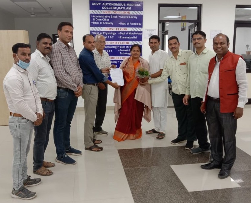 रतलाम : पिता के बाद पुत्री ने किया देहदान,मेडिकल कॉलेज में श्री सकल सिखवाल ब्राह्मण समाज ने किया अभिनंदन रतलाम : पिता के बाद पुत्री ने किया देहदान,मेडिकल कॉलेज में श्री सकल सिखवाल ब्राह्मण समाज ने किया अभिनंदन