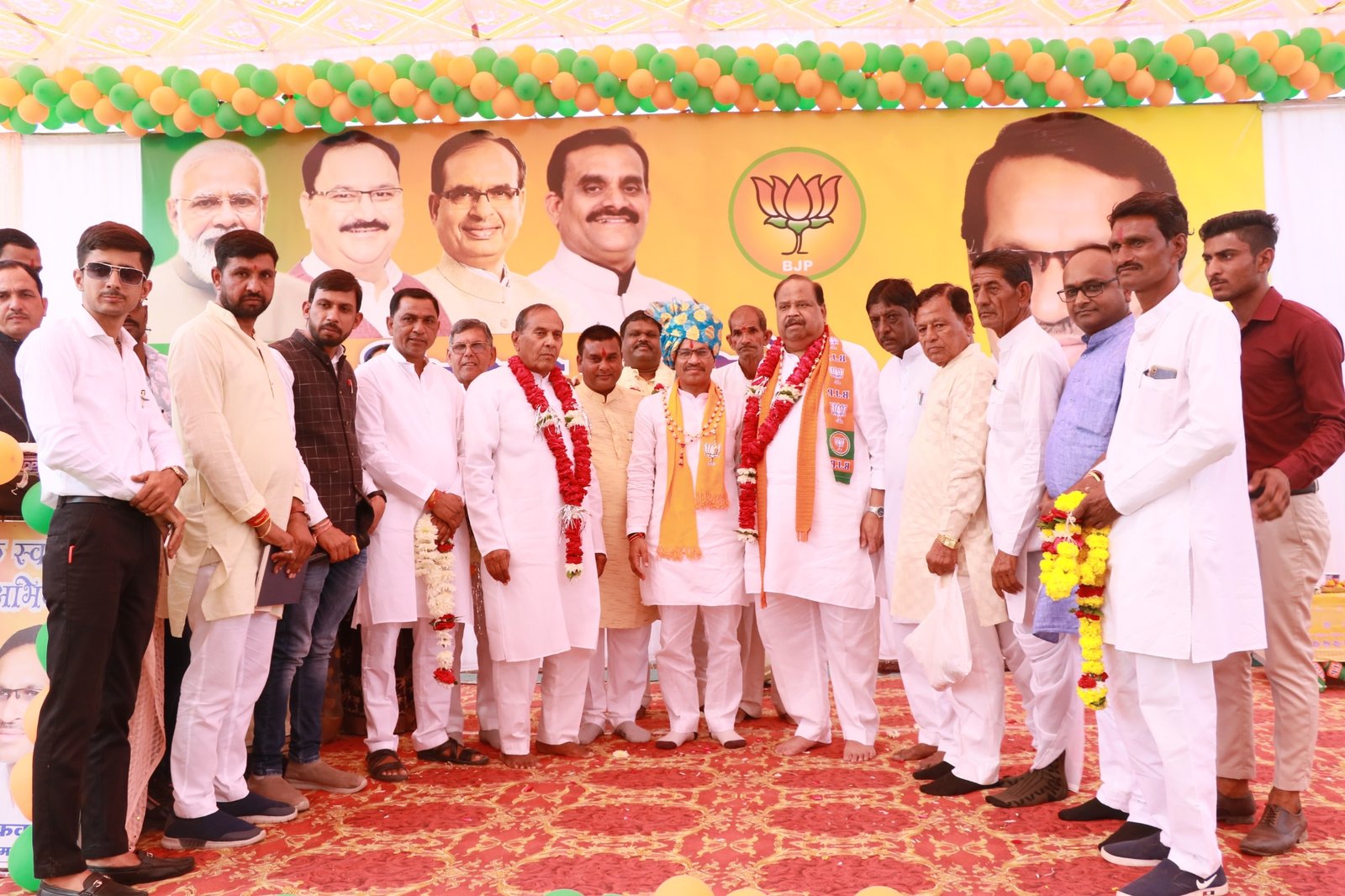 रतलाम: ग्रामीण क्षेत्रों में नहीं थमने देंगे विकास कार्यों की गति – विधायक दिलीप मकवाना,दीप मिलन समारोह में कार्यकर्ताओं के बीच पहुंचकर फूलों से किया स्वागत रतलाम: ग्रामीण क्षेत्रों में नहीं थमने देंगे विकास कार्यों की गति – विधायक दिलीप मकवाना,दीप मिलन समारोह में कार्यकर्ताओं के बीच पहुंचकर फूलों से किया स्वागत