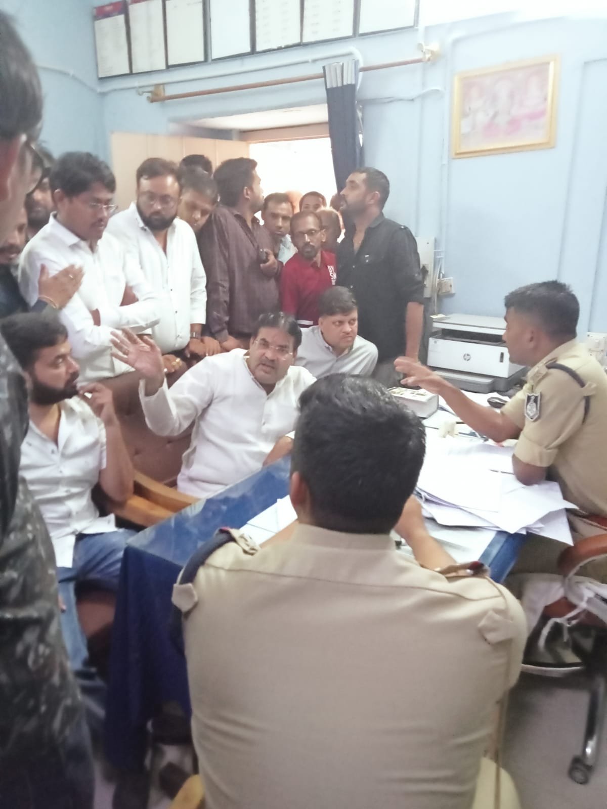 रतलाम: जैन समाज के युवक के साथ मारपीट और नॉनवेज फेंकने के मामले में समाज का प्रतिनिधिमंडल थाने पहुंचकर पुलिस अधिकारियों से मिला, आरोपियों के खिलाफ सख्त कार्रवाई की मांग की रतलाम: जैन समाज के युवक के साथ मारपीट और नॉनवेज फेंकने के मामले में समाज का प्रतिनिधिमंडल थाने पहुंचकर पुलिस अधिकारियों से मिला, आरोपियों के खिलाफ सख्त कार्रवाई की मांग की
