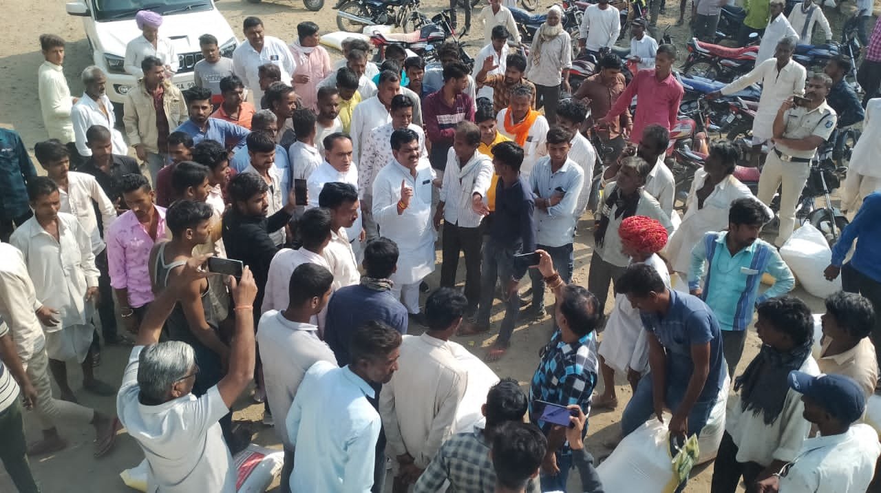 रतलाम: गोदाम का शटर उठाकर यूरिया बंटवाने के मामले में आलोट विधायक मनोज चावला पर शासकीय कार्य में बाधा, लूट एवं अन्य धाराओं में प्रकरण दर्ज रतलाम: गोदाम का शटर उठाकर यूरिया बंटवाने के मामले में आलोट विधायक मनोज चावला पर शासकीय कार्य में बाधा, लूट एवं अन्य धाराओं में प्रकरण दर्ज