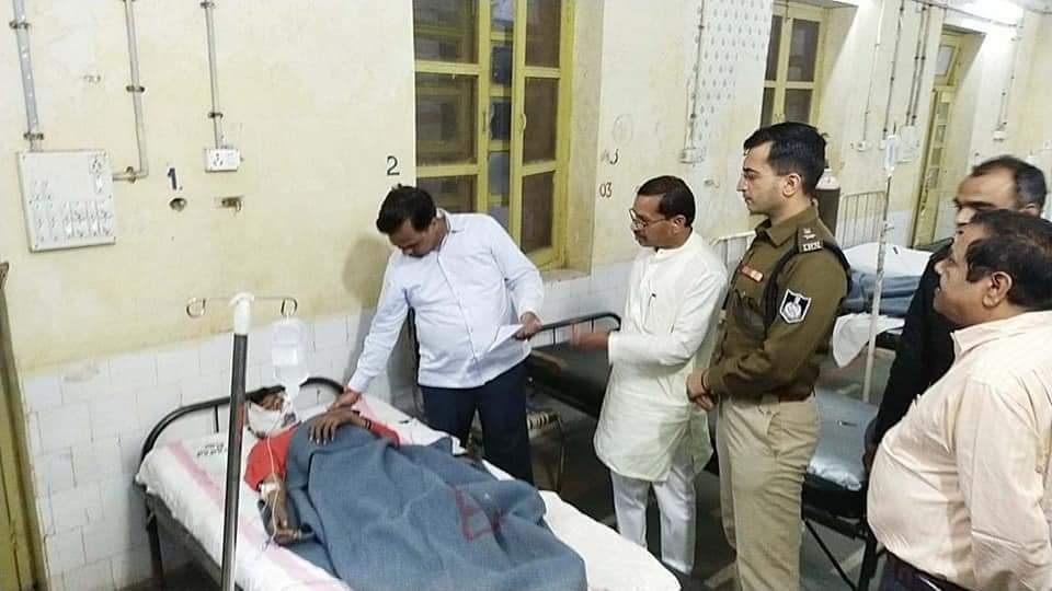 रतलाम: भीषण सड़क हादसा, सड़क किनारे काम करें मजदूरों को तेज रफ्तार कार ने कुचला, 4 की मौत, 8 घायल रतलाम: भीषण सड़क हादसा, सड़क किनारे काम करें मजदूरों को तेज रफ्तार कार ने कुचला, 4 की मौत, 8 घायल