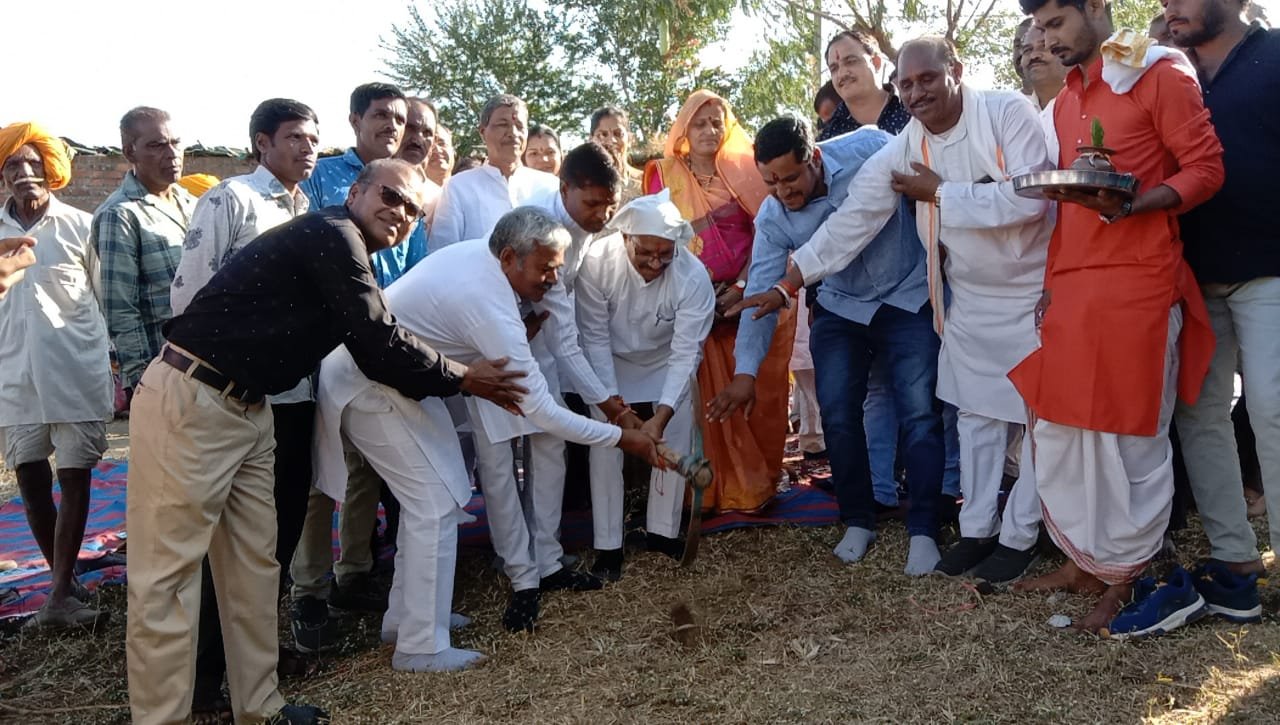 रतलाम:7.47 करोड़ की लागत से 5 गांव के 3137 घरों में नल के माध्यम से पहुंचेगा पानी – विधायक दिलीप मकवाना, ग्रामीण विधायक श्री मकवाना द्वारा अलग-अलग गांव में जाकर योजना के तहत किया भूमि पूजन रतलाम:7.47 करोड़ की लागत से 5 गांव के 3137 घरों में नल के माध्यम से पहुंचेगा पानी – विधायक दिलीप मकवाना, ग्रामीण विधायक श्री मकवाना द्वारा अलग-अलग गांव में जाकर योजना के तहत किया भूमि पूजन