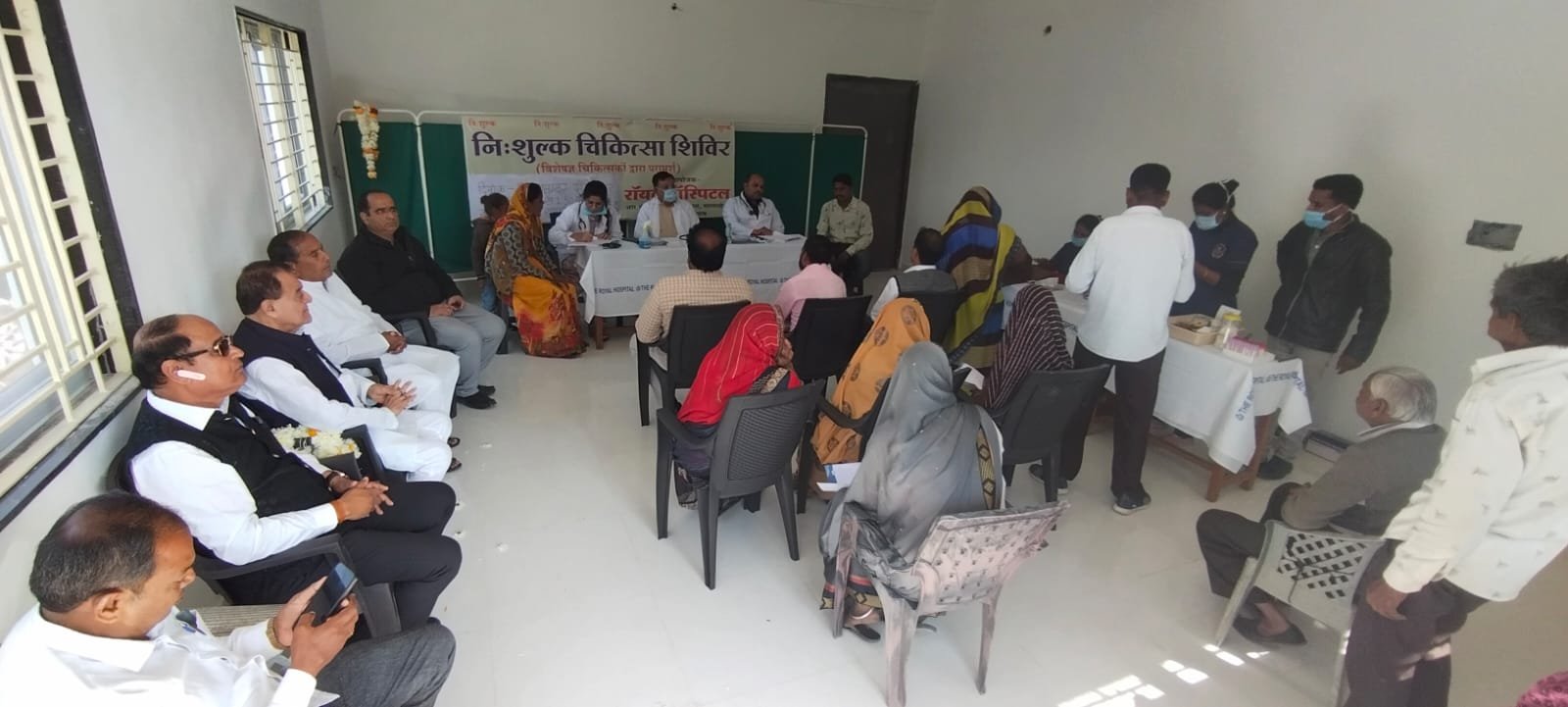 रतलाम:राॅयल हाॅस्पिटल द्वारा 100 निःशुल्क चिकित्सा शिविर के महाअभियान का तीसरा शिविर धराड़ गांव में सम्पन्न,360 मरीजों का परीक्षण रतलाम:राॅयल हाॅस्पिटल द्वारा 100 निःशुल्क चिकित्सा शिविर के महाअभियान का तीसरा शिविर धराड़ गांव में सम्पन्न,360 मरीजों का परीक्षण