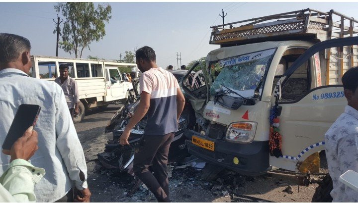 रतलाम: कार और लोडिंग वाहन की भिड़ंत में कार चालक की मौत, लोडिंग चालक गंभीर घायल रतलाम: कार और लोडिंग वाहन की भिड़ंत में कार चालक की मौत, लोडिंग चालक गंभीर घायल