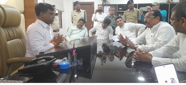 रतलाम: खाद की किल्लत और आलोट विधायक पर प्रकरण दर्ज होने के मामले में कांग्रेस के छह विधायक पहुंचे कलेक्टोरेट, डेढ़ घंटे तक चला हाईवोल्टेज पॉलीटिकल ड्रामा, बिना ज्ञापन दिए लौटे, हर जिले में आंदोलन की बात कही रतलाम: खाद की किल्लत और आलोट विधायक पर प्रकरण दर्ज होने के मामले में कांग्रेस के छह विधायक पहुंचे कलेक्टोरेट, डेढ़ घंटे तक चला हाईवोल्टेज पॉलीटिकल ड्रामा, बिना ज्ञापन दिए लौटे, हर जिले में आंदोलन की बात कही