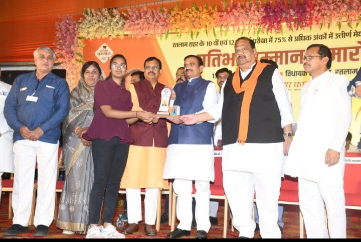 चेतन्य काश्यप फाउंडेशन के प्रतिभा सम्मान समारोह में दो हजार से अधिक बच्चों का किया गया सम्मान,मुख्य अतिथि नगरीय प्रशासन एवं आवास मंत्री भूपेंद्रसिंह ने कहा -बच्चों के भविष्य को संवारने का काम देश में प्रधानमंत्री, प्रदेश में मुख्यमंत्री और रतलाम में चेतन्य काश्यप कर रहे है चेतन्य काश्यप फाउंडेशन के प्रतिभा सम्मान समारोह में दो हजार से अधिक बच्चों का किया गया सम्मान,मुख्य अतिथि नगरीय प्रशासन एवं आवास मंत्री भूपेंद्रसिंह ने कहा -बच्चों के भविष्य को संवारने का काम देश में प्रधानमंत्री, प्रदेश में मुख्यमंत्री और रतलाम में चेतन्य काश्यप कर रहे है