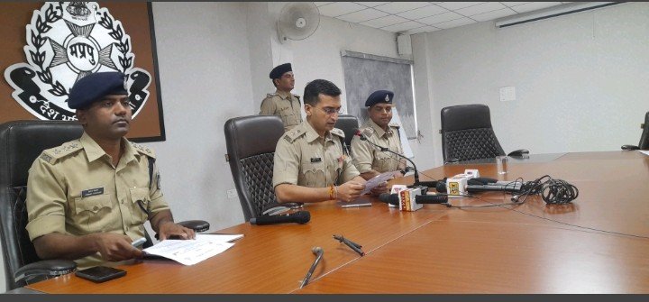 रतलाम: प्रॉपर्टी व्यवसाई की हत्या का पुलिस ने किया खुलासा, दो आरोपी गिरफ्तार, एक की तलाश, जानिए किस लिए दिया गया हत्याकांड को अंजाम रतलाम: प्रॉपर्टी व्यवसाई की हत्या का पुलिस ने किया खुलासा, दो आरोपी गिरफ्तार, एक की तलाश, जानिए किस लिए दिया गया हत्याकांड को अंजाम