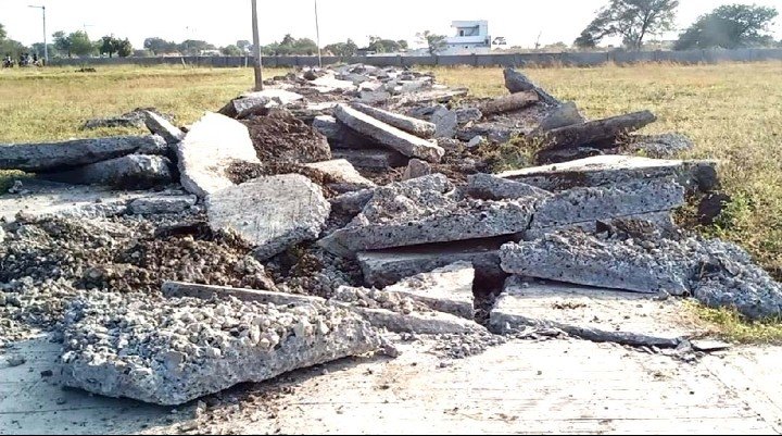 रतलाम: प्रशासन द्वारा अवैध कॉलोनी के खिलाफ फिर कार्रवाई, जेसीबी से निर्माण किया ध्वस्त रतलाम: प्रशासन द्वारा अवैध कॉलोनी के खिलाफ फिर कार्रवाई, जेसीबी से निर्माण किया ध्वस्त