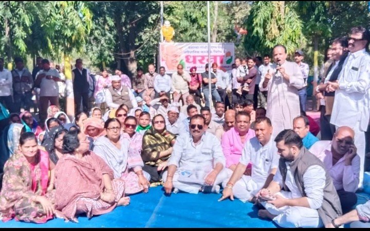 रतलाम: शहर कांग्रेस ने किया प्रदर्शन, गांधीजी प्रतिमा के सामने दिया धरना, आंदोलन की चेतावनी दी रतलाम: शहर कांग्रेस ने किया प्रदर्शन, गांधीजी प्रतिमा के सामने दिया धरना, आंदोलन की चेतावनी दी