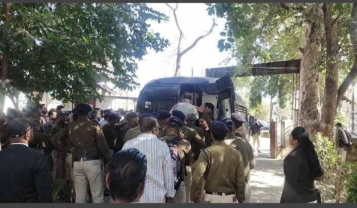 रतलाम: 10 साल पुराने मामले में कांग्रेस और भाजपा नेताओं सहित 11 लोगों को 6 और 7 साल की सजा, अंबर और भदौरिया ग्रुप के बीच हुआ था विवाद रतलाम: 10 साल पुराने मामले में कांग्रेस और भाजपा नेताओं सहित 11 लोगों को 6 और 7 साल की सजा, अंबर और भदौरिया ग्रुप के बीच हुआ था विवाद
