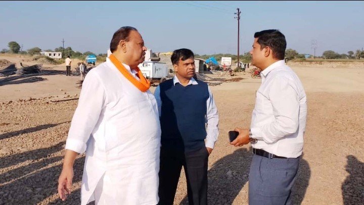 रतलाम: शहर में विकास के बड़े प्रोजेक्ट आकार लेने की तैयारी में,विधायक श्री काश्यप तथा कलेक्टर श्री सूर्यवंशी ने भूमि चिन्हाकन तथा स्थल निरीक्षण किए रतलाम: शहर में विकास के बड़े प्रोजेक्ट आकार लेने की तैयारी में,विधायक श्री काश्यप तथा कलेक्टर श्री सूर्यवंशी ने भूमि चिन्हाकन तथा स्थल निरीक्षण किए