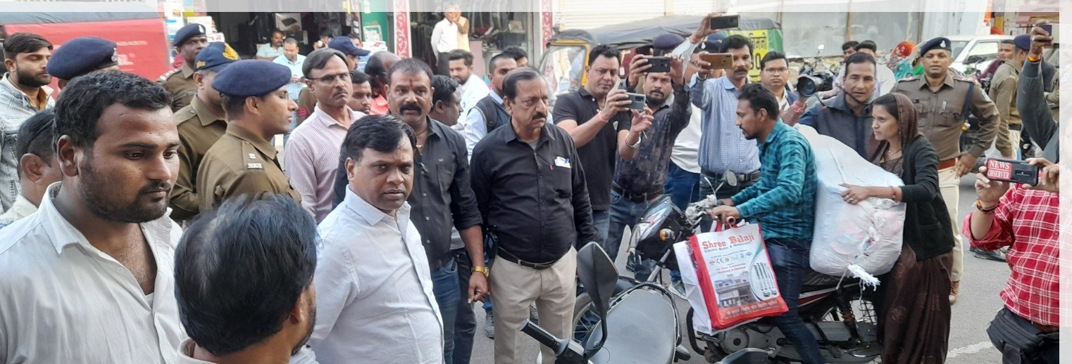 रतलाम: अतिक्रमण हटाने के लिए पुलिस और प्रशासनिक अमले के साथ सड़क पर उतरे कलेक्टर, कई दुकानदारों और सड़क पर खड़े वाहनों के चालान बनवाए, मुहिम त्रिपोलिया गेट से चांदनी चौक की ओर रवाना रतलाम: अतिक्रमण हटाने के लिए पुलिस और प्रशासनिक अमले के साथ सड़क पर उतरे कलेक्टर, कई दुकानदारों और सड़क पर खड़े वाहनों के चालान बनवाए, मुहिम त्रिपोलिया गेट से चांदनी चौक की ओर रवाना