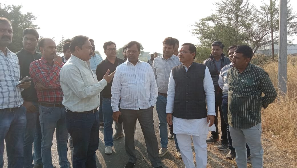 रतलाम: बंजली -सेजावता बाईपास पर बन रही सुराज कॉलोनी के लिए चयनित जमीन को देखने के लिए ग्रामीण विधायक दिलीप मकवाना कलेक्टर के साथ पहुंचे, अधिकारियों से सड़क के दोनों ओर सर्विस रोड बनाए जाने के लिए कहा रतलाम: बंजली -सेजावता बाईपास पर बन रही सुराज कॉलोनी के लिए चयनित जमीन को देखने के लिए ग्रामीण विधायक दिलीप मकवाना कलेक्टर के साथ पहुंचे, अधिकारियों से सड़क के दोनों ओर सर्विस रोड बनाए जाने के लिए कहा