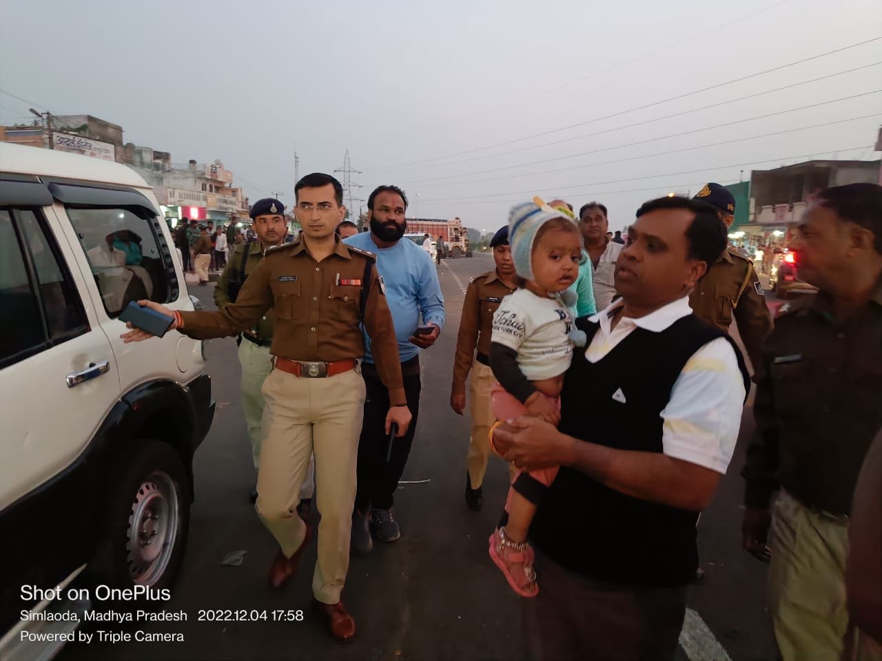 रतलाम: सतरूंडा में बड़ा सड़क हादसा, अनियंत्रित ट्राले ने कई लोगों को कुचला, आधा दर्जन की मौत, कई घायल, कलेक्टर- एसपी मौके पर पहुंचे रतलाम: सतरूंडा में बड़ा सड़क हादसा, अनियंत्रित ट्राले ने कई लोगों को कुचला, आधा दर्जन की मौत, कई घायल, कलेक्टर- एसपी मौके पर पहुंचे