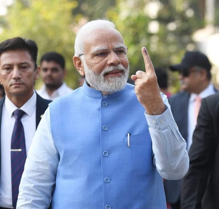 गुजरात विधानसभा चुनाव: दूसरे चरण का मतदान जारी, दोपहर 12:00 बजे तक 24% मतदान, पीएम मोदी, गृहमंत्री अमित शाह ने डाला वोट गुजरात विधानसभा चुनाव: दूसरे चरण का मतदान जारी, दोपहर 12:00 बजे तक 24% मतदान, पीएम मोदी, गृहमंत्री अमित शाह ने डाला वोट