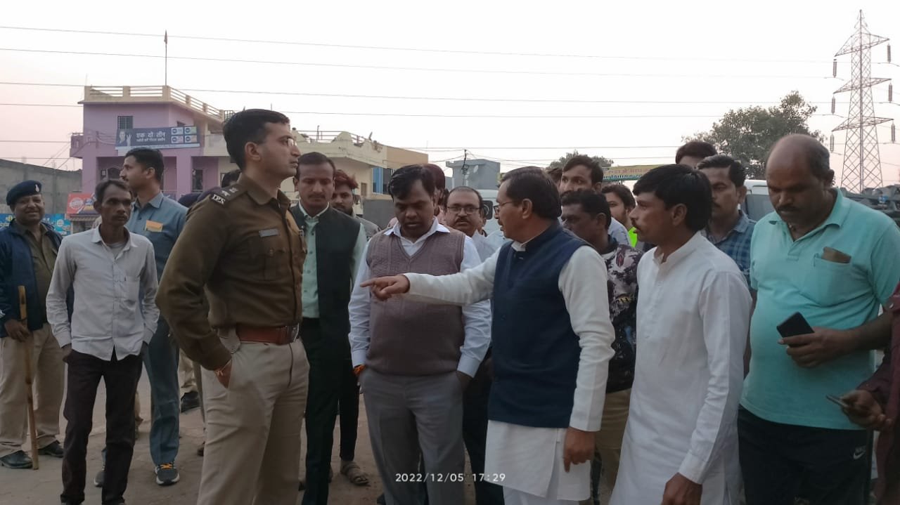 रतलाम: दुर्घटनाओं की प्रभावी रोकथाम के लिए विधायक दिलीप मकवाना, कलेक्टर और एसपी पहुंचे सातरुण्डा, अतिक्रमण हटाओ कार्रवाई शुरू रतलाम: दुर्घटनाओं की प्रभावी रोकथाम के लिए विधायक दिलीप मकवाना, कलेक्टर और एसपी पहुंचे सातरुण्डा, अतिक्रमण हटाओ कार्रवाई शुरू