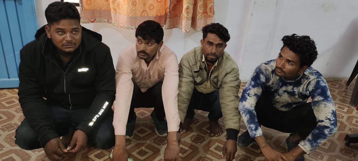 रतलाम: पुलिस को मिली सफलता, 2 दिन पूर्व चोरी हुई ट्रैक्टर- ट्राली बरामद, चार आरोपी गिरफ्तार रतलाम: पुलिस को मिली सफलता, 2 दिन पूर्व चोरी हुई ट्रैक्टर- ट्राली बरामद, चार आरोपी गिरफ्तार