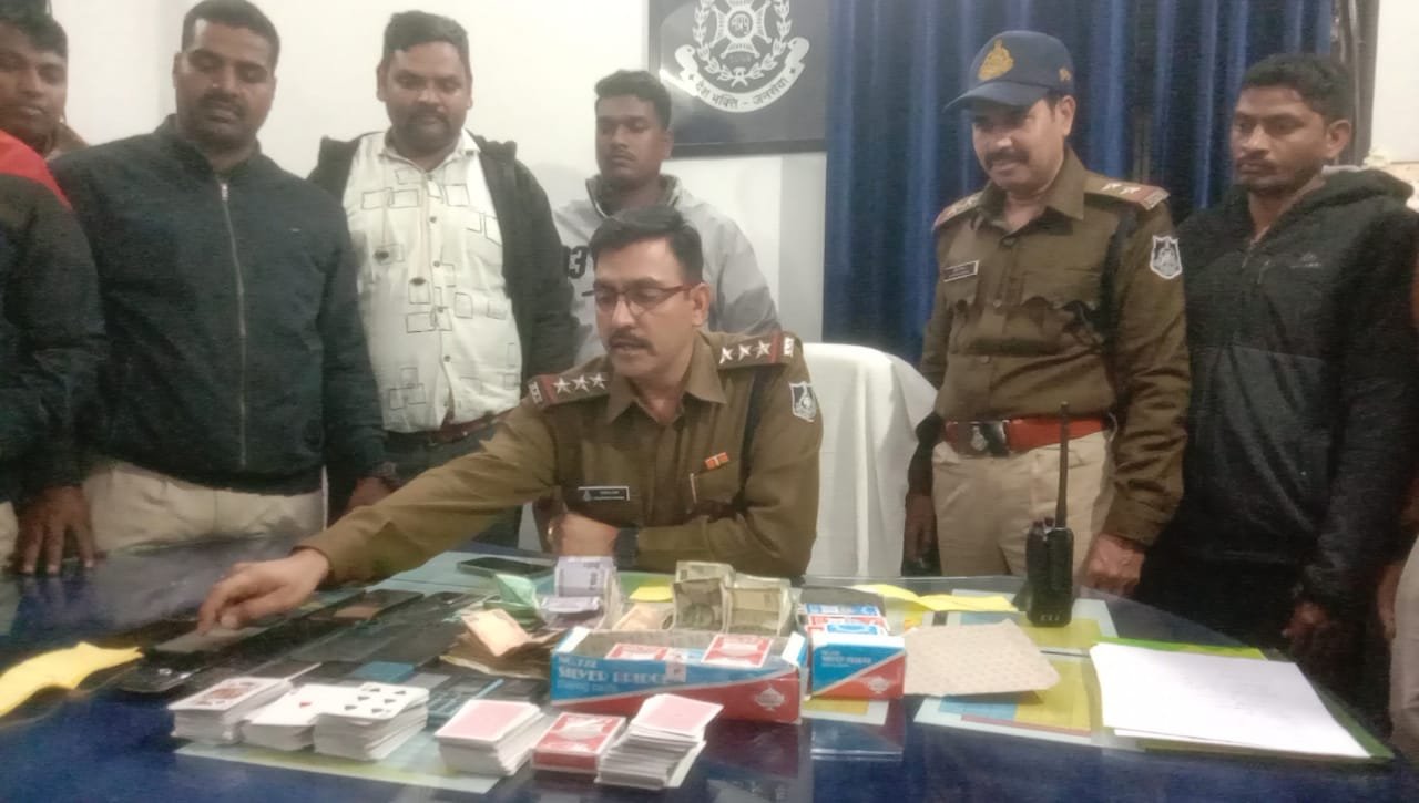 रतलाम: खुलेआम चल रहा था जुए का अड्डा,औद्योगिक थाना पुलिस ने दी दबिश, सवा लाख रुपये का जुआ पकड़ा , 14 जुआरी पकड़े, जुआघर संचालकों की तलाश रतलाम: खुलेआम चल रहा था जुए का अड्डा,औद्योगिक थाना पुलिस ने दी दबिश, सवा लाख रुपये का जुआ पकड़ा , 14 जुआरी पकड़े, जुआघर संचालकों की तलाश