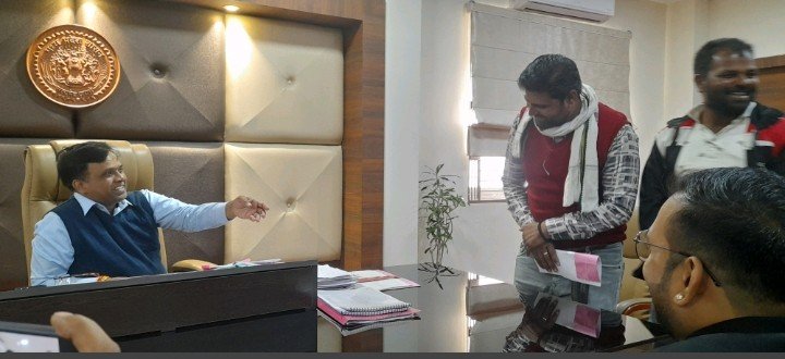 रतलाम: शराब का स्वाद पसंद नहीं आया, कलेक्टर को आवेदन देकर कर दी शिकायत, कार्रवाई की मांग की रतलाम: शराब का स्वाद पसंद नहीं आया, कलेक्टर को आवेदन देकर कर दी शिकायत, कार्रवाई की मांग की