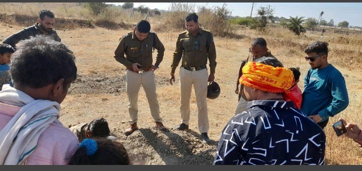 रतलाम: जमीन में से बच्चे के रोने की आवाज आने की सूचना पर दौड़ी- दौड़ी पहुंची पुलिस, खुदाई की तो सभी रह गए हैरान रतलाम: जमीन में से बच्चे के रोने की आवाज आने की सूचना पर दौड़ी- दौड़ी पहुंची पुलिस, खुदाई की तो सभी रह गए हैरान