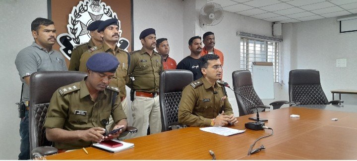 रतलाम: कृषि मंडी से प्याज से भरा ट्रैक्टर -ट्राली चोरी होने के मामले का पुलिस ने किया खुलासा, चार आरोपी गिरफ्तार रतलाम: कृषि मंडी से प्याज से भरा ट्रैक्टर -ट्राली चोरी होने के मामले का पुलिस ने किया खुलासा, चार आरोपी गिरफ्तार
