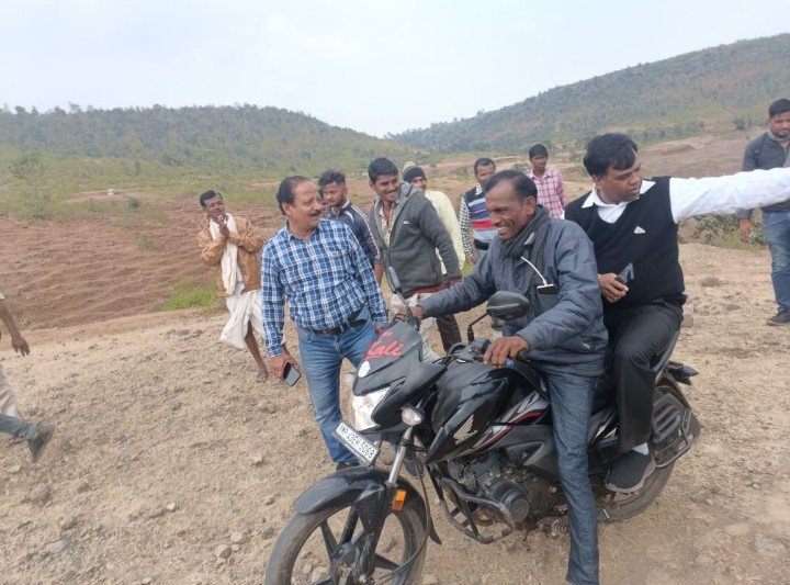 रतलाम: मोटर साइकिल पर बैठकर ग्रामीण क्षेत्र में निरीक्षण पर निकले कलेक्टर नरेंद्र सूर्यवंशी, स्कूल में पहुंचकर बच्चों से पूछे सवाल रतलाम: मोटर साइकिल पर बैठकर ग्रामीण क्षेत्र में निरीक्षण पर निकले कलेक्टर नरेंद्र सूर्यवंशी, स्कूल में पहुंचकर बच्चों से पूछे सवाल