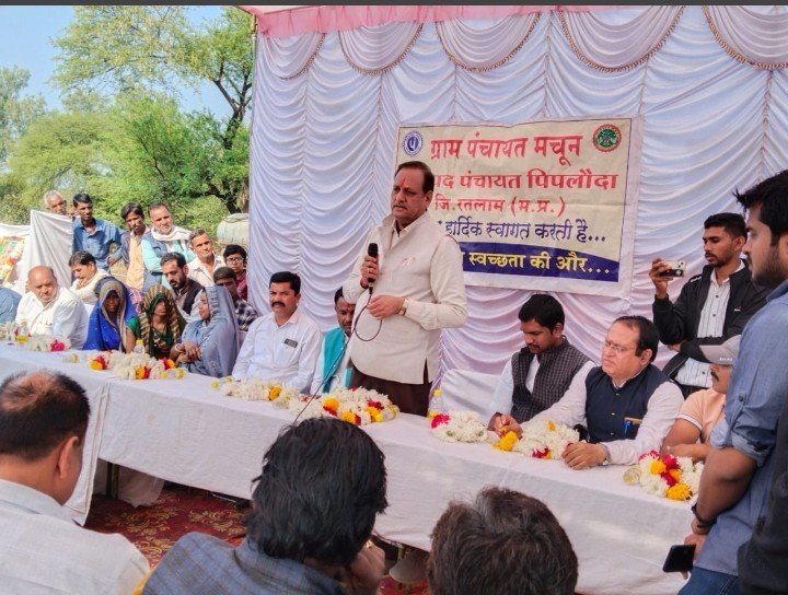 रतलाम: जावरा विधायक डॉ राजेन्द्र पांडे द्वारा ग्राम मचून में भेसाडाबर मार्ग पर पुल निर्माण का भूमिपूजन रतलाम: जावरा विधायक डॉ राजेन्द्र पांडे द्वारा ग्राम मचून में भेसाडाबर मार्ग पर पुल निर्माण का भूमिपूजन