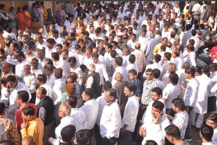 सम्मेदशिखरजी तीर्थ: रतलाम में जैन समाज की महारैली,सम्मेदशिखरजी पावन तीर्थ को पर्यटन क्षेत्र बनाए जाने के विरोध में जैन समाज नाराज, दुकाने बंद रख सौंपा ज्ञापन सम्मेदशिखरजी तीर्थ: रतलाम में जैन समाज की महारैली,सम्मेदशिखरजी पावन तीर्थ को पर्यटन क्षेत्र बनाए जाने के विरोध में जैन समाज नाराज, दुकाने बंद रख सौंपा ज्ञापन
