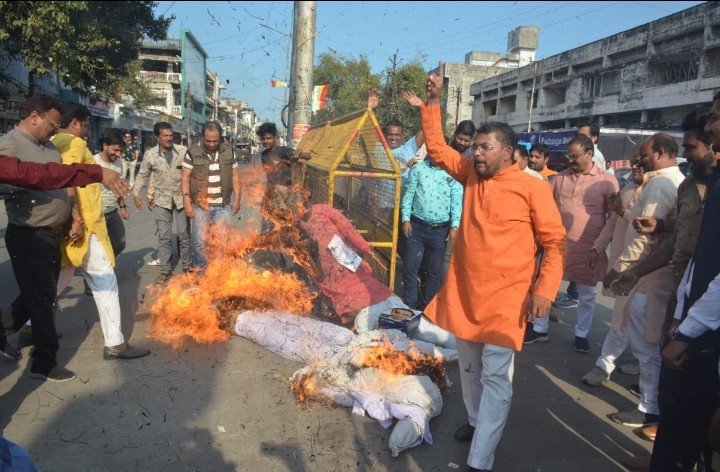 रतलाम: भाजपा ने पाकिस्तान के विदेश मंत्री और पाकिस्तान का पुतला जलाया,मुर्दाबाद के नारे से गुंजा काला घोड़ा चौराहा रतलाम: भाजपा ने पाकिस्तान के विदेश मंत्री और पाकिस्तान का पुतला जलाया,मुर्दाबाद के नारे से गुंजा काला घोड़ा चौराहा