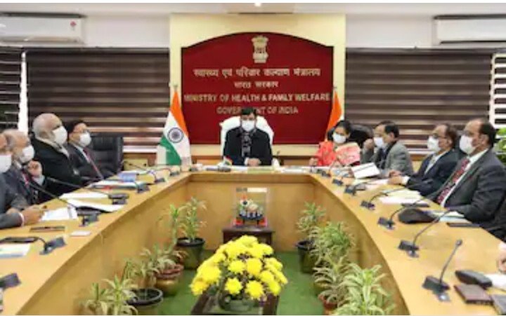 नई दिल्ली: चीन सहित दुनिया के कई देशों में एक बार फिर कोरोना से मचे हाहाकार के बीच स्वास्थ्य मंत्री ने की समीक्षा बैठक, मास्क पहनने की सलाह नई दिल्ली: चीन सहित दुनिया के कई देशों में एक बार फिर कोरोना से मचे हाहाकार के बीच स्वास्थ्य मंत्री ने की समीक्षा बैठक, मास्क पहनने की सलाह