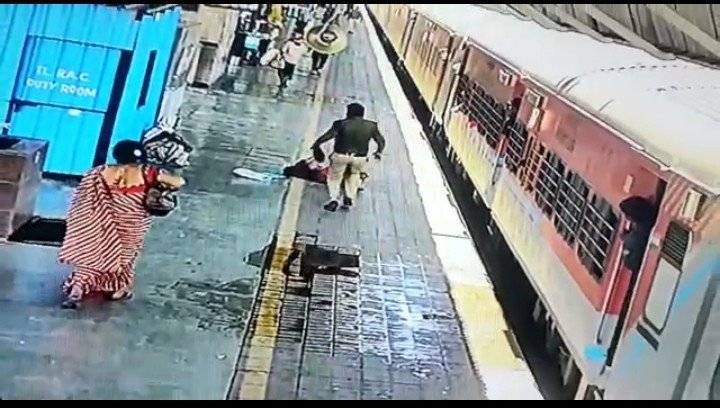 रतलाम: रेलवे स्टेशन पर गलत ट्रेन में चढ़ी वृद्ध महिला यात्री घबराकर चलती ट्रेन से कूदी, प्लेटफार्म पर मौजूद पुलिस जवान ने बेहोश महिला को तत्काल संभाला रतलाम: रेलवे स्टेशन पर गलत ट्रेन में चढ़ी वृद्ध महिला यात्री घबराकर चलती ट्रेन से कूदी, प्लेटफार्म पर मौजूद पुलिस जवान ने बेहोश महिला को तत्काल संभाला