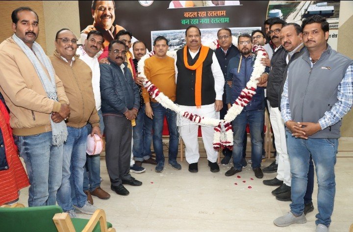रतलाम:संबल में पटवारी रिपोर्ट की अनिवार्यता खत्म होने पर अंत्योदय प्रकोष्ठ ने किया विधायक चेतन्य काश्यप का अभिनन्दन रतलाम:संबल में पटवारी रिपोर्ट की अनिवार्यता खत्म होने पर अंत्योदय प्रकोष्ठ ने किया विधायक चेतन्य काश्यप का अभिनन्दन
