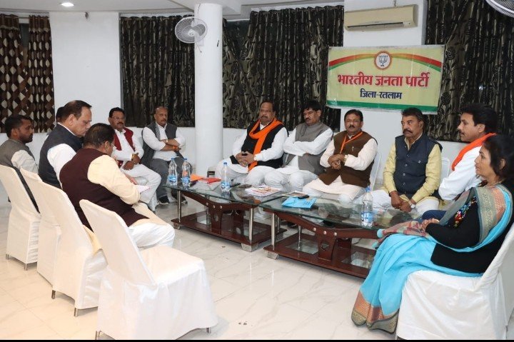 रतलाम: प्रदेश संगठन के निर्देश पर कार्यकर्ताओं से मिले प्रभारी मंत्री और सुनी समस्याएं, कार्यकर्ताओं ने खुलकर रखी अपनी बात, कोर कमेटी की बैठक भी हुई रतलाम: प्रदेश संगठन के निर्देश पर कार्यकर्ताओं से मिले प्रभारी मंत्री और सुनी समस्याएं, कार्यकर्ताओं ने खुलकर रखी अपनी बात, कोर कमेटी की बैठक भी हुई