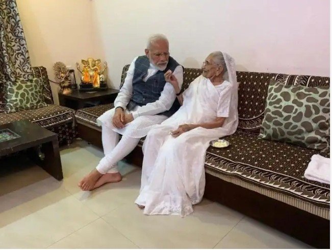 पीएम नरेंद्र मोदी की मां हीराबेन का 100 साल की उम्र में निधन, प्रधानमंत्री अहमदाबाद के लिए रवाना पीएम नरेंद्र मोदी की मां हीराबेन का 100 साल की उम्र में निधन, प्रधानमंत्री अहमदाबाद के लिए रवाना