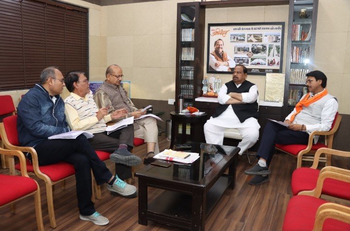 रतलाम: राज्य शासन की कायाकल्प योजना से बदलेगी शहर की मुख्य सड़कों की दशा, विधायक चेतन्य काश्यप ने महापौर प्रहलाद पटेल और नगर निगम के अधिकारियों के साथ की प्राथमिक बैठक रतलाम: राज्य शासन की कायाकल्प योजना से बदलेगी शहर की मुख्य सड़कों की दशा, विधायक चेतन्य काश्यप ने महापौर प्रहलाद पटेल और नगर निगम के अधिकारियों के साथ की प्राथमिक बैठक