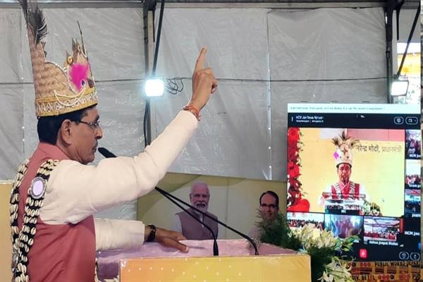 शिकायत पर मंच से ही मुख्यमंत्री ने कर दिया चार अधिकारियों को निलंबित,कहा-प्रदेश में जनता का राज चलेगा, गड़बड़ करने वाला नहीं बचेगा शिकायत पर मंच से ही मुख्यमंत्री ने कर दिया चार अधिकारियों को निलंबित,कहा-प्रदेश में जनता का राज चलेगा, गड़बड़ करने वाला नहीं बचेगा